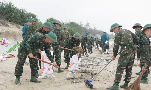 Gần 100 cán bộ chiến sĩ xử lý sự cố môi trường biển Lăng Cô