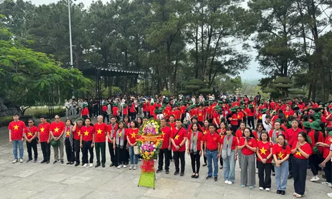 Đảng ủy Khối Doanh nghiệp ngoài KVNN quận Hoàn Kiếm: Những hoạt động ý nghĩa trong hành trình 'Về nguồn' 2025