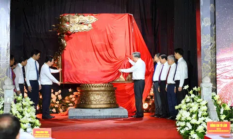 Tổng Bí thư Tô Lâm trao tặng tác phẩm điêu khắc 'Việt Nam - những trang sử vàng'  cho Khu di tích Quốc gia đặc biệt Kim Liên