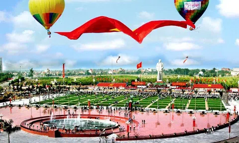 Bay Đại kỳ Tổ quốc 2025 m2 chào mừng kỷ niệm 135 năm Ngày sinh Chủ tịch Hồ Chí Minh