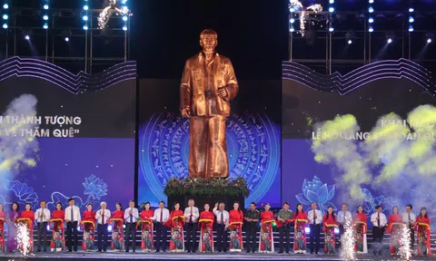 Tổng Bí thư Tô Lâm dự khai mạc Lễ hội Làng Sen và khánh thành tượng 'Bác Hồ về thăm quê'
