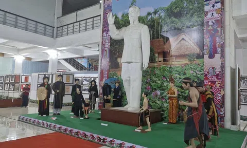 Khai mạc Triển lãm 'Hồ Chí Minh – Đẹp nhất tên Người'