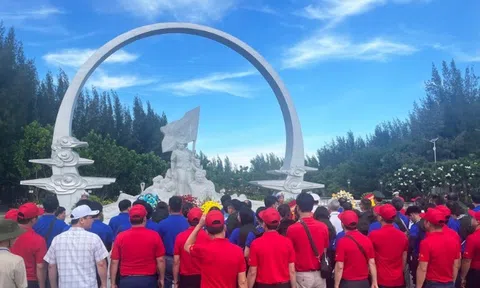 Ban Tuyên giáo và Dân vận Trung ương dâng hương tại Khu tưởng niệm chiến sĩ Gạc Ma