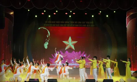 Chương trình nghệ thuật đặc biệt  'Hồ Chí Minh – Người là niềm tin tất thắng' đã khép lại Lễ hội Làng Sen năm 2025