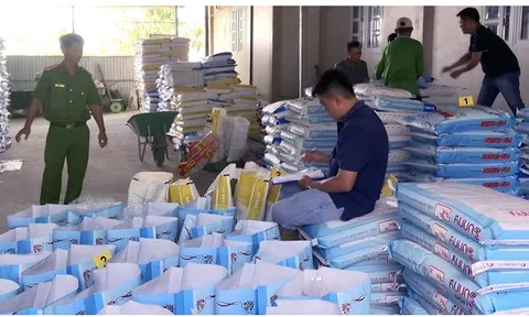 Bạc Liêu: Hơn 38 tấn thức ăn tôm giả bị phát hiện
