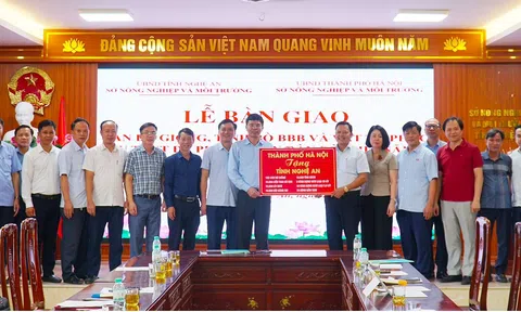 Hà Nội trao tặng Nghệ An 100 con bò giống và vật tư hỗ trợ phát triển chăn nuôi chất lượng cao
