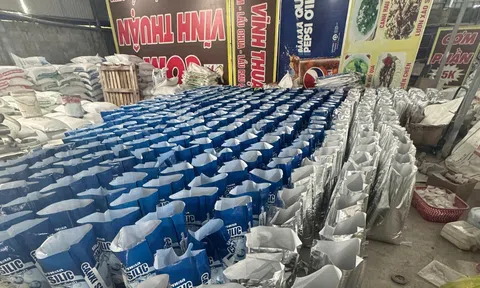 Phát hiện hơn 60 tấn sản phẩm xử lý môi trường nuôi trồng thủy sản không rõ nguồn gốc