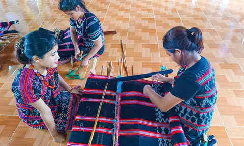 Dèng Tà Ôi - thổ cẩm truyền thống trong dòng chảy văn hóa