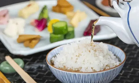 Món cơm chan trà xanh độc đáo của Nhật Bản