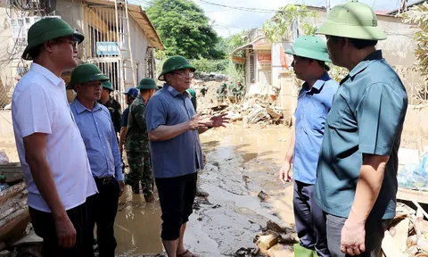 Phó Chủ tịch UBND tỉnh Nghệ An Phùng Thành Vinh kiểm tra công tác khắc phục thiệt hại do bão số 3