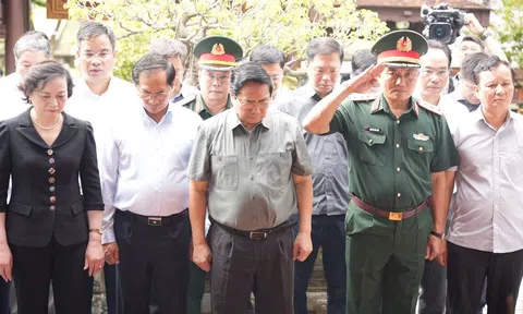 Thủ tướng Chính phủ Phạm Minh Chính dâng hương tưởng niệm Đại tướng Nguyễn Chí Thanh