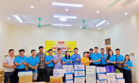 CLB Tennis Báo chí Nghệ An trao hơn 100 triệu đồng và nhu yếu phẩm cho đồng bào vùng lũ Tương Dương