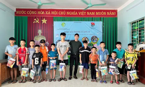 Mang yêu thương đến với bản làng