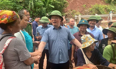 Bí thư Tỉnh ủy Nghệ An Nguyễn Đức Trung chỉ đạo khắc phục hậu quả lũ lụt tại các xã miền Tây Nghệ An