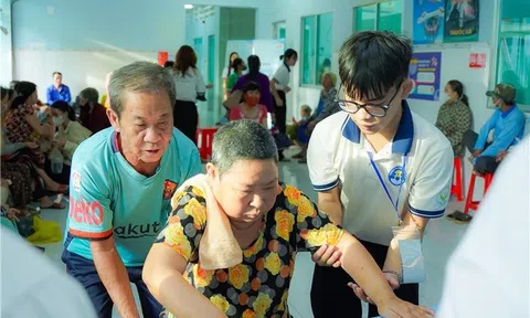 Sinh viên Trường Đại học Văn Hiến góp sức mang ánh sáng trở lại cho người dân ở Đồng Tháp
