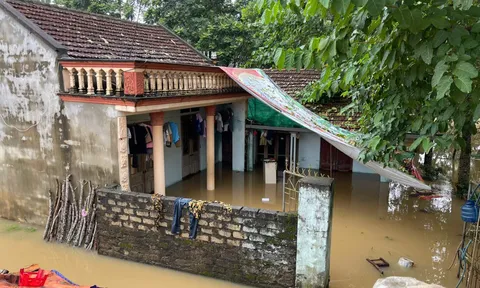 Xã Kim Tân (Thanh Hóa): Nước sông Bưởi dâng cao tràn đê, hàng trăm hộ dân phải di dời khẩn cấp