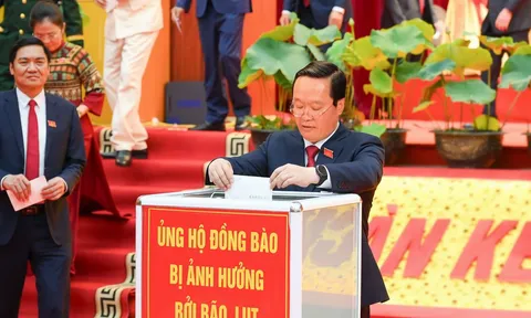 Đại biểu Đảng bộ Nghệ An quyên góp gần 350 triệu đồng ủng hộ đồng bào vùng lũ