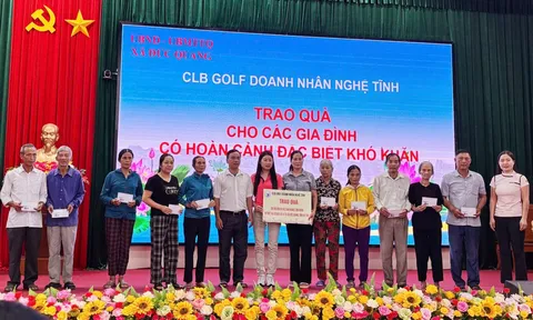 CLB Golf Doanh nhân Nghệ Tĩnh trao tặng gần 500 triệu đồng cho người dân xứ Nghệ bị thiệt hại do bão số 10