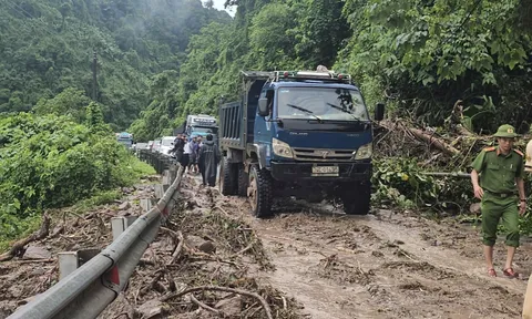 Mưa lớn gây sạt lở ở Quảng Trị, nhiều địa phương ở Huế nước dâng nhanh gây ngập úng