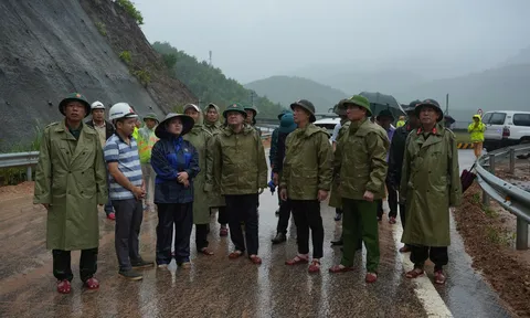 TP Huế: Ảnh hưởng của bão số 12 gây mưa lớn, sạt lở bờ biển và nguy cơ lũ quét ở vùng núi