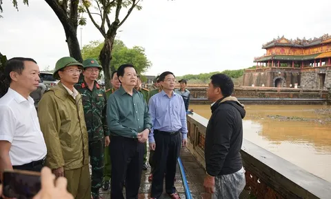 Phó Thủ tướng Chính phủ Mai Văn Chính kiểm tra công tác khắc phục hậu quả sau mưa lũ tại TP Huế