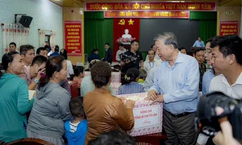 Tổng Bí thư Tô Lâm thăm và tặng quà người dân vùng lũ ở Huế