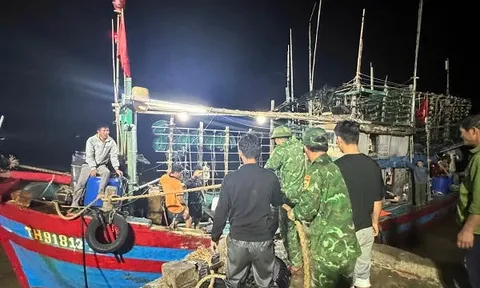 Quảng Trị: Kịp thời ứng cứu 7 thuyền viên gặp sự cố chìm tàu trong lúc đánh cá trên biển