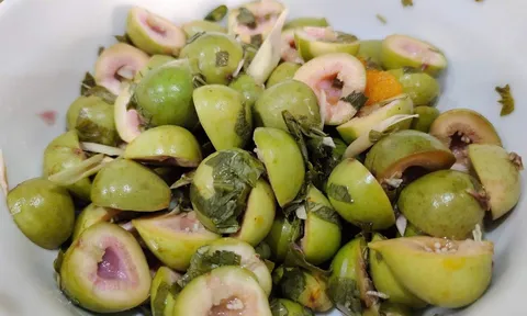 Sung bánh tẻ trộn – vị quê 'chát vừa' mà thương lâu