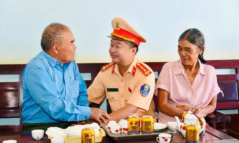 Lâm Đồng: Cục CSGT phối hợp cùng CLB Blue Sky tặng quà cho bà con khó khăn tại phường Đông Gia Nghĩa