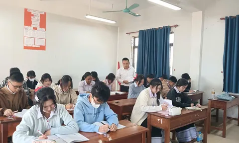 Thầy giáo Nguyễn Đình Dương: Người dệt sợi dây di sản Việt - Lào qua từng trang giáo án