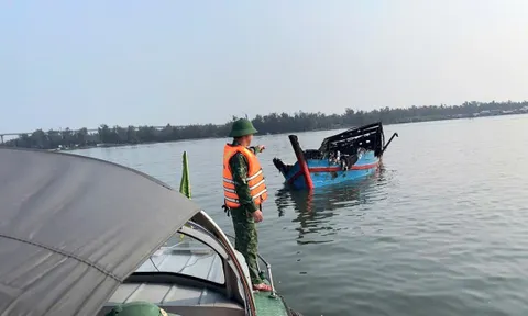 TP Huế: Cháy tàu cá chứa 1.800 lít dầu diesel khi đang neo đậu gần bờ