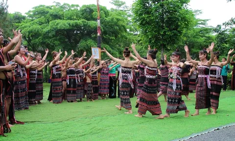 Lan tỏa mạch nguồn văn hóa dân tộc qua chuỗi hoạt động "Bác Hồ trong trái tim đồng bào"