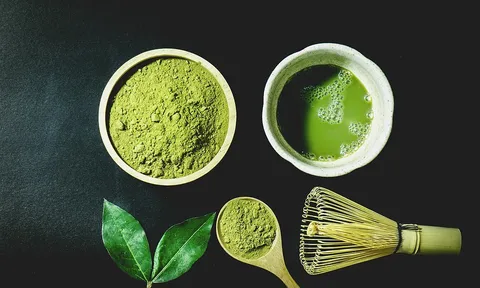Kỹ thuật chiếu xạ ánh sáng vàng giúp nguyên liệu Matcha tỏa hương hoa tự nhiên