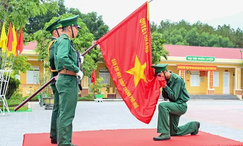 Chiến sĩ mới Tuyên thệ dưới cờ Quyết thắng