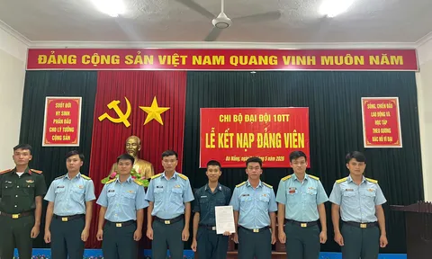 Trái tim người thầy trong lồng ngực người lính