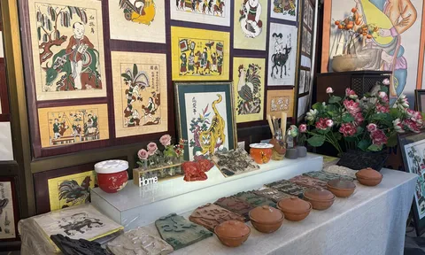 Tranh Đông Hồ trên phố hàng hiệu: Nơi văn hóa dân tộc được gìn giữ và tỏa sáng giữa đời sống mới