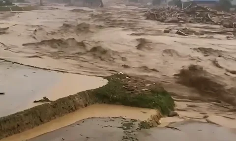 Mưa lũ phức tạp tại Lai Châu, Quốc lộ 32 ách tắc, người dân được khuyến cáo hạn chế di chuyển