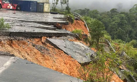 Mưa lớn kéo dài, xuất hiện điểm sạt lở gần Cửa khẩu Cha Lo tỉnh Quảng Trị