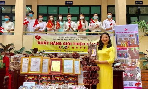 Người phụ nữ mở lối đi từ những cánh cửa từng khép chặt