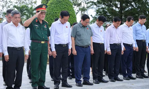 Thủ tướng dâng hương tưởng nhớ Chủ tịch Hồ Chí Minh và các anh hùng, liệt sĩ