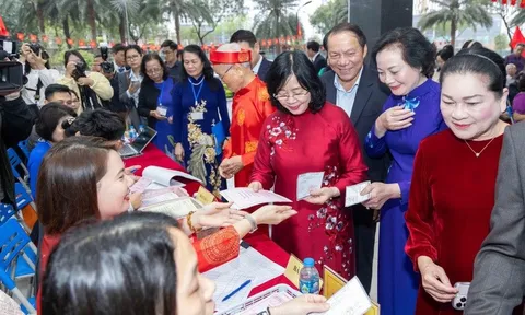 Các đồng chí lãnh đạo Đảng, Nhà nước hòa cùng 'Ngày hội non sông'