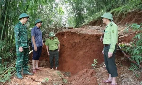 Huyện Quan Sơn: Nguy cơ sạt lở cả quả đồi, gần 100 hộ dân phải di dời khẩn cấp