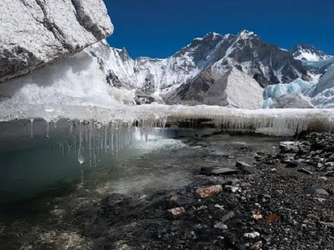 Sông băng ở Himalaya tan chảy nhanh chóng đe dọa nguồn nước của hàng triệu người