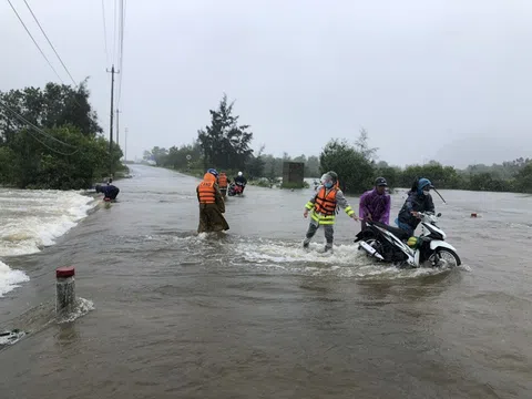 Huế: Mưa lớn khiến nhiều nơi ngập cục bộ, lực lượng chức năng có mặt kịp thời hỗ trợ người dân