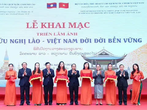 Khai mạc Triển lãm ảnh "Tình hữu nghị Lào - Việt Nam đời đời bền vững"