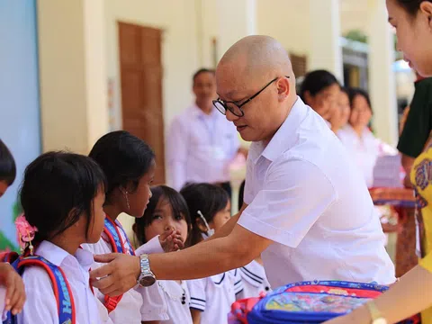 Những suất học bổng dành tặng các em học sinh có hoàn cảnh khó khăn vùng biên giới