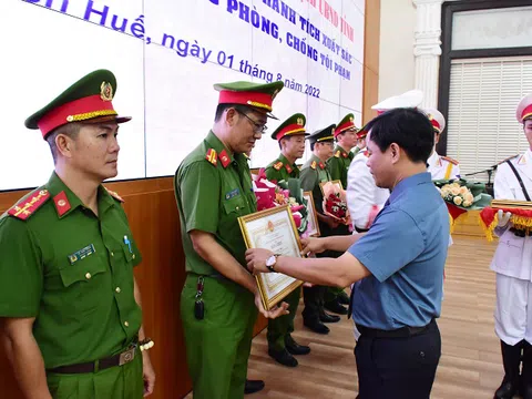 Khen thưởng các tập thể, cá nhân trong vụ khống chế đối tượng cướp tiệm vàng ở chợ Đông Ba