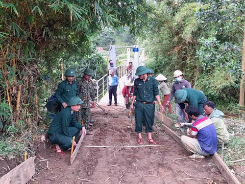 Quân dân biên giới xây dựng đường liên thôn