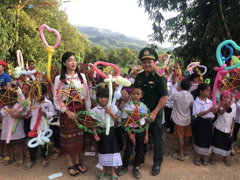 800 thiếu nhi Việt - Lào cùng chung vui tết Trung thu biên giới