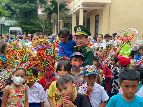 650 suất quà tặng các em học sinh đồng bào dân tộc Pa Cô, Vân Kiều nhân dịp năm học mới